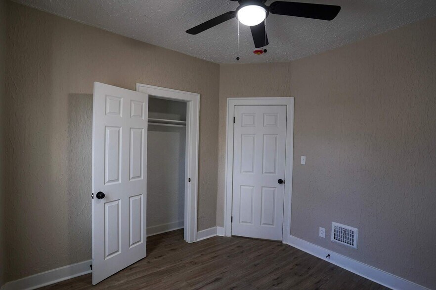 Building Photo - This beautifully updated 5-bedroom, 1-bath single-family home is ready for move-in!