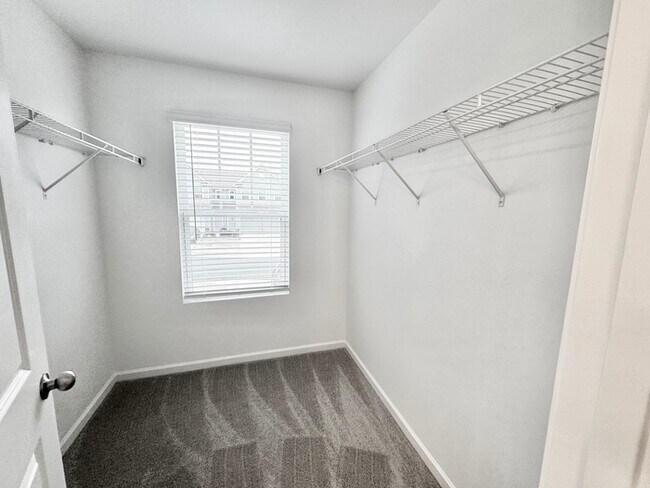 Building Photo - Spacious three bedroom 2 1/2 bathroom with large loft area - SPRING SPECIAL