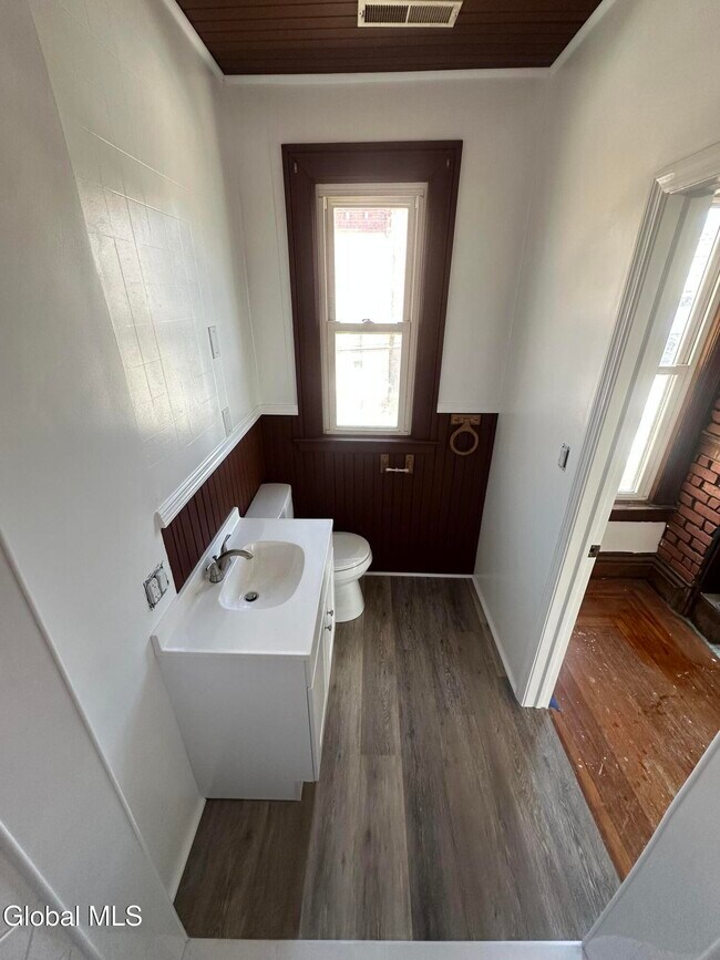 Building Photo - 850 Peoples Ave