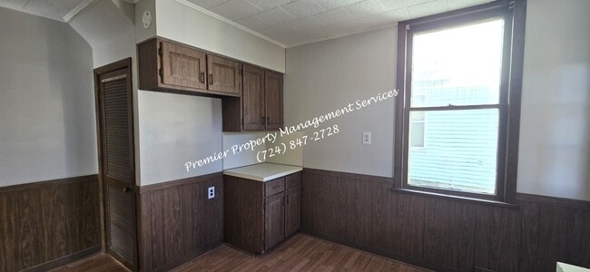 Building Photo - 922 Winslow Ave