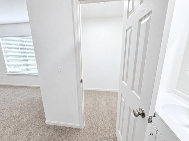 Building Photo - 5769 Dewsbury Ln