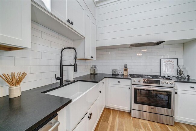 Building Photo - 11173 Serenbe Ln