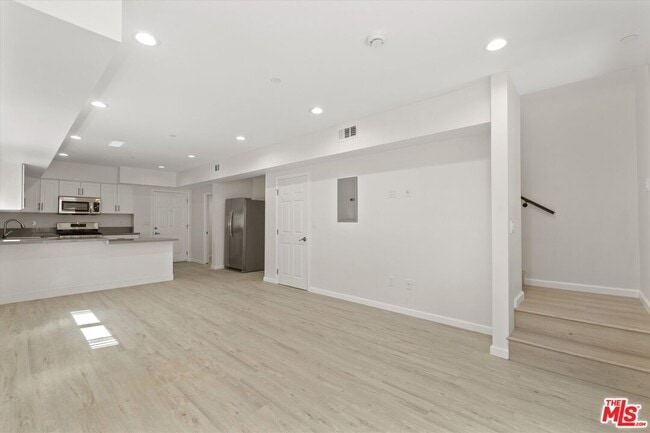 Building Photo - 1409 N Hobart Blvd