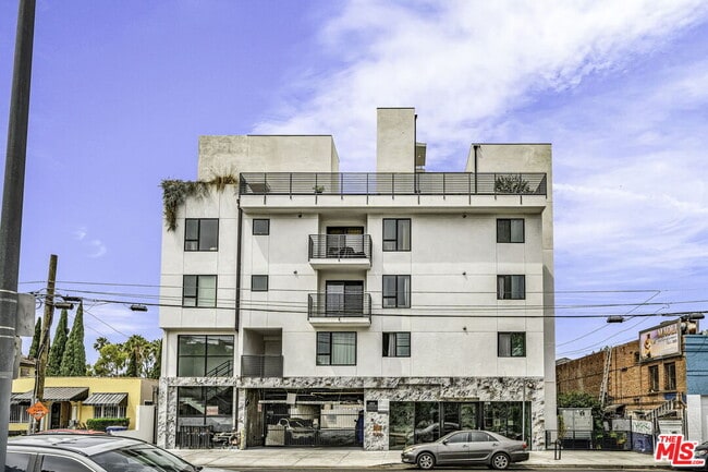 Building Photo - 667 N Wilton Pl