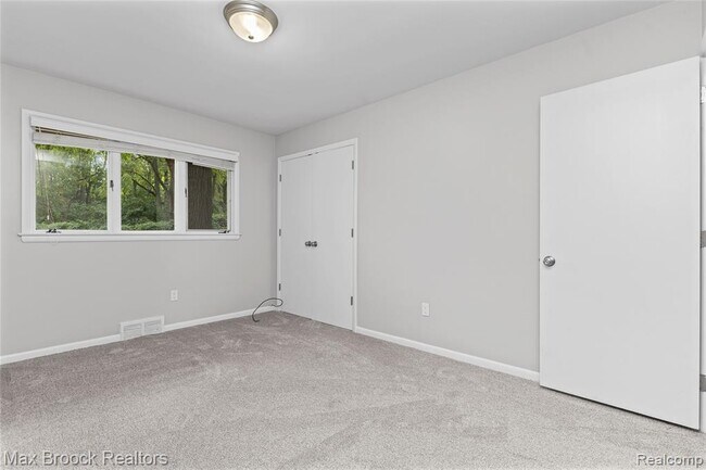 Building Photo - 3988 Lakeland Ln