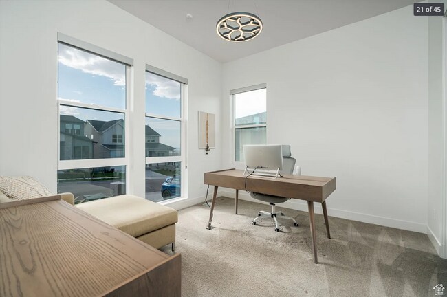 Building Photo - Stunning 5-bedroom, 4.5-bath home