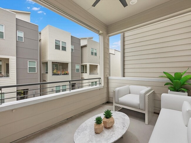 Building Photo - 2727 Clinton Dr