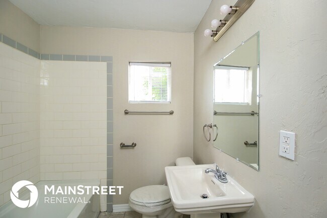 Building Photo - 6509 S McLemore Dr