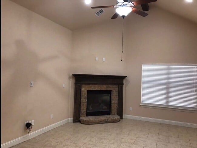 Building Photo - Beautiful Home