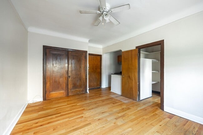 Building Photo - 948 W Cuyler Ave