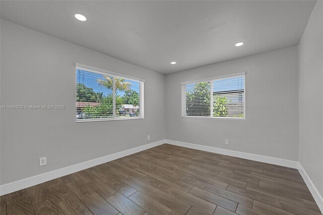 Building Photo - 2224 Plunkett St