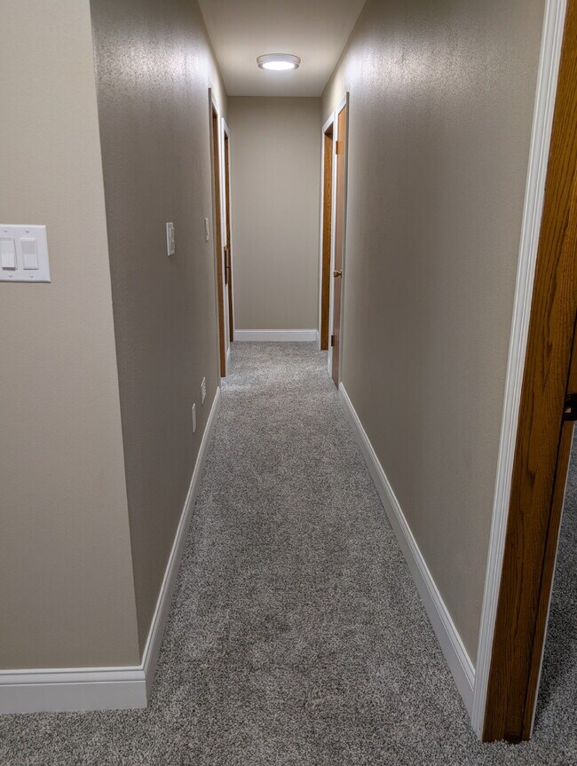 Building Photo - Spacious 4 bedroom 3 bathroom family home in Neenah