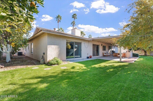 Building Photo - 8635 E Vía De La Gente