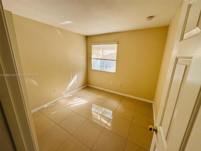 Building Photo - 1601 SE 24th Ct