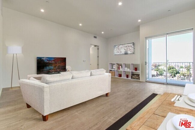 Building Photo - 1040 S Mariposa Ave