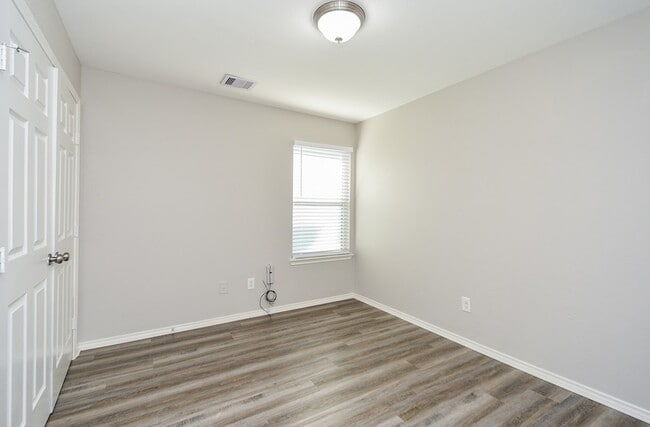 Building Photo - 946 Oak Falls Dr