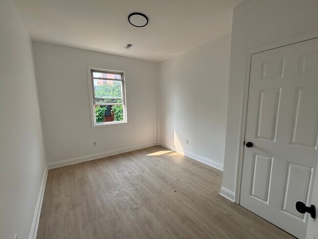 Building Photo - 5 bedroom townhome