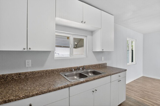 Building Photo - 1410 S 24th Ave