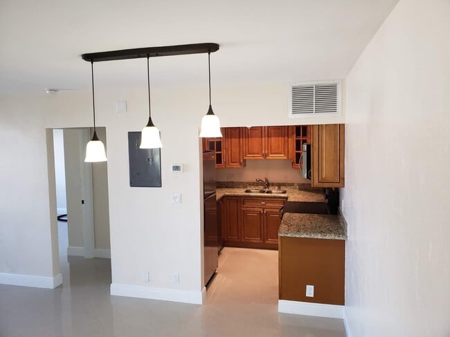 Building Photo - 105 S Riverside Dr