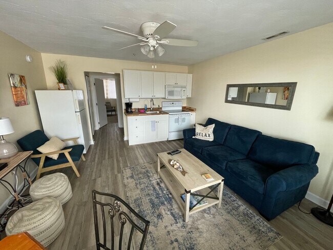 Building Photo - 1Bed/1Bath Renovated Furnished Condo acros...