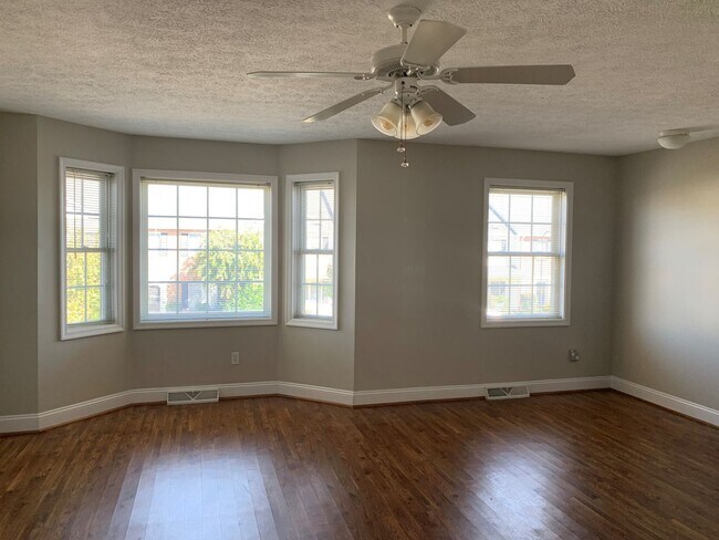 Building Photo - 3 Bedroom Townhouse in Wyndhurst