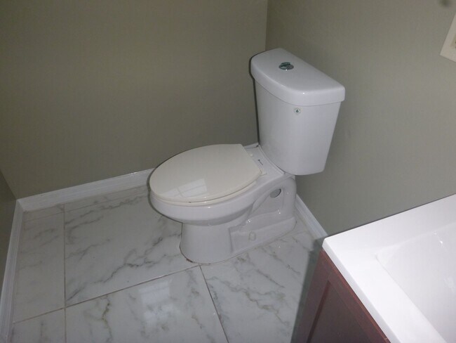 Building Photo - 301 Bloomingfield Dr