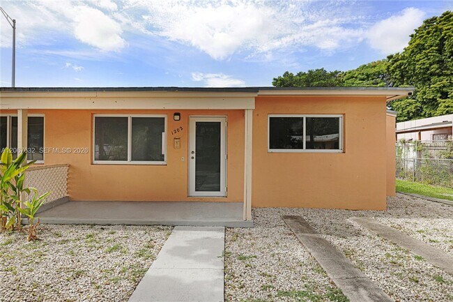 Building Photo - 1202 NW 34th St
