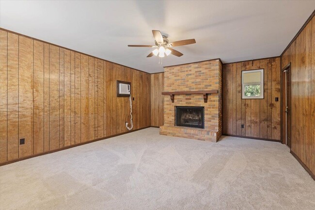 Building Photo - 1807 Ivan Dr