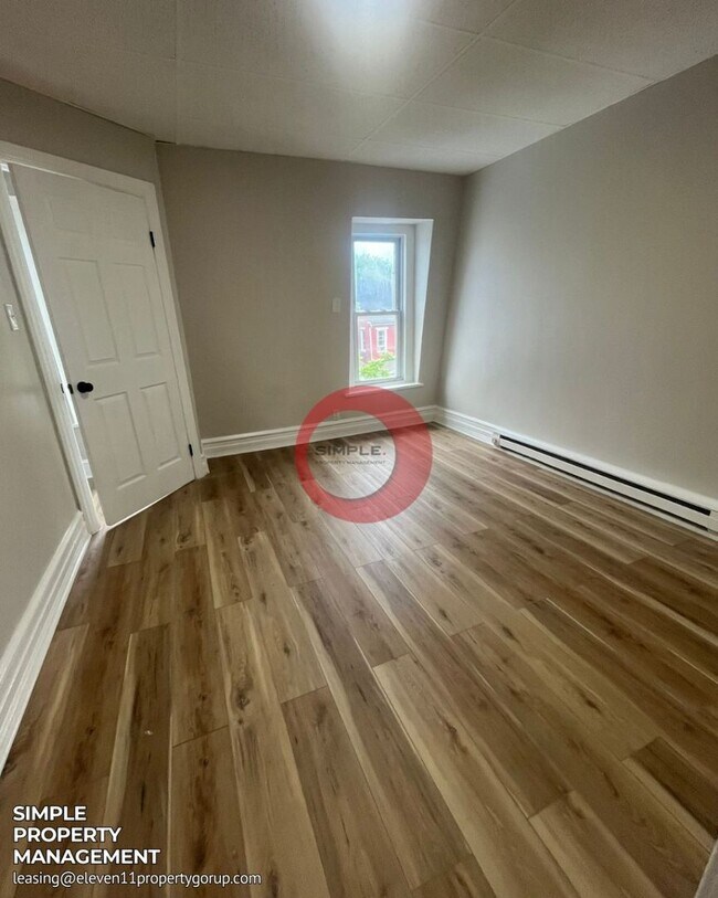 Building Photo - Massive 5 bedroom 1 bath house with fence ...