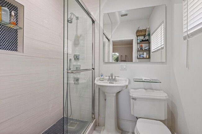 Building Photo - 1925 Coral Gardens Dr