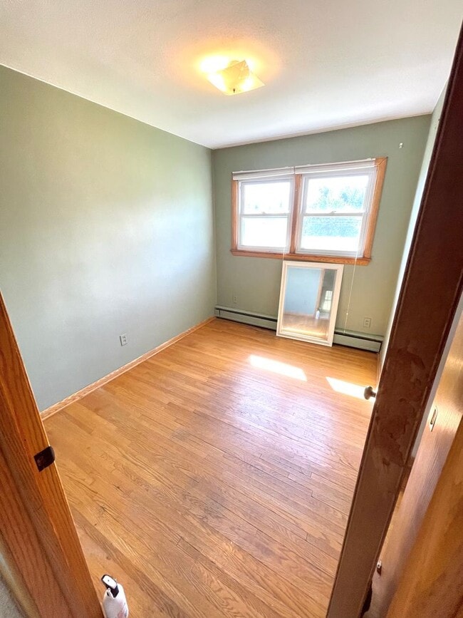 Building Photo - AVAILABLE AUGUST 18TH - Gorgeous 3 Bed 2 b...