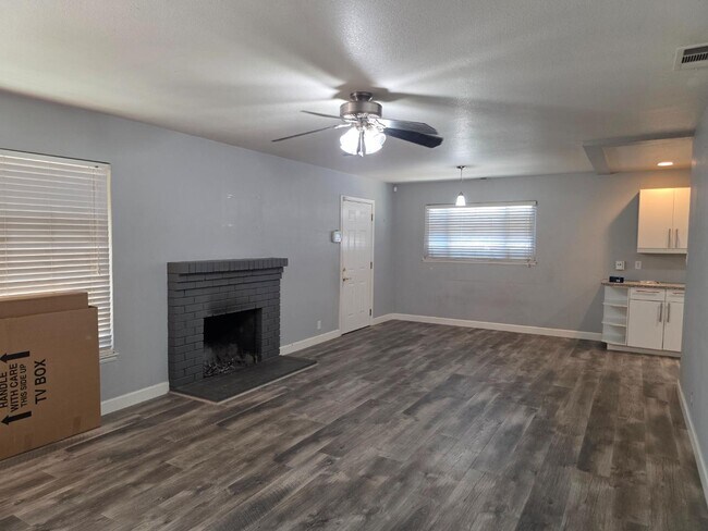 Building Photo - 1225 W Beverly Pl