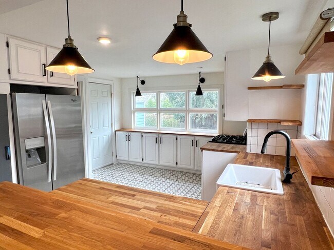 Building Photo - Charming Craftsman In The Heart Of Roseway Neighborhood