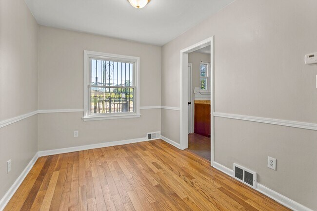Building Photo - Beautiful updated townhome