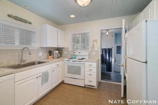 Building Photo - Lakefront 4 bed 2 bath home