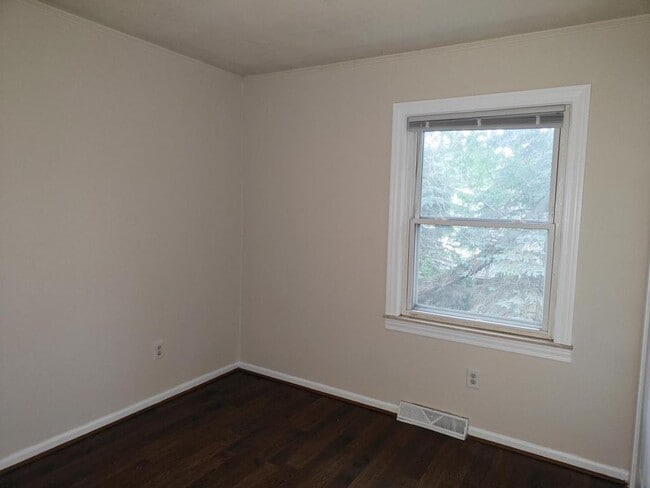 Building Photo - 476 Robbe Ave
