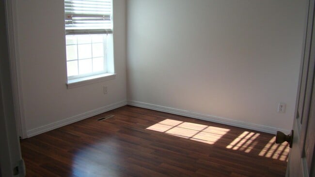 Building Photo - 1507 Anny Dr W