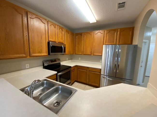 Building Photo - 3/2.5  Davenport Townhouse