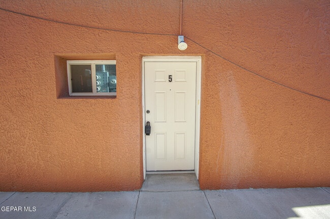 Building Photo - 2862 Grant Ave