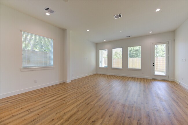 Building Photo - 2708 Noble St