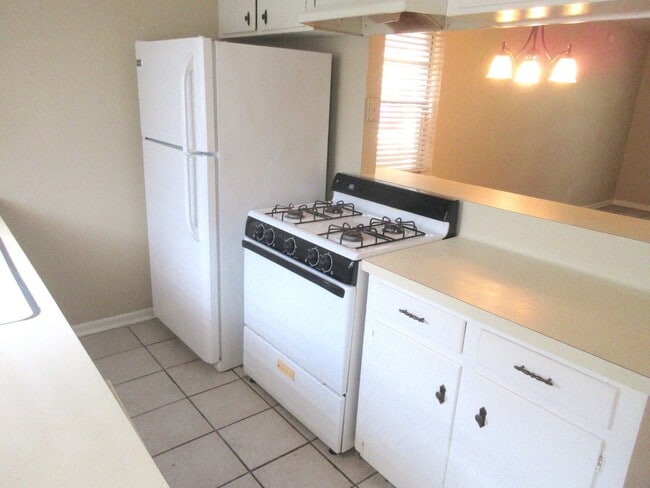 Building Photo - Spring Branch Condo