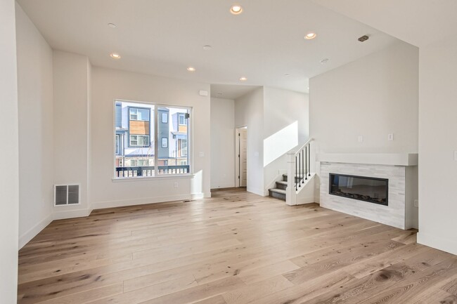 Building Photo - Stylish 3 bed/4 bath Town Home