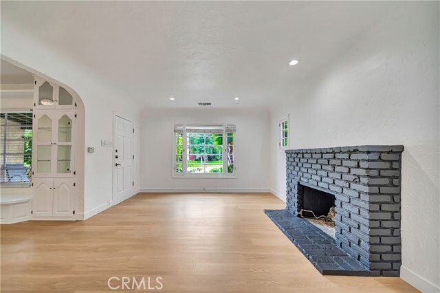 Building Photo - 546 S Beachwood Dr