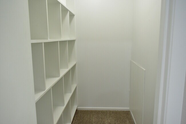 Building Photo - 1208 Oak St N