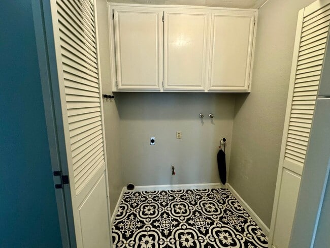 Building Photo - Beautifully Remodeled Home with Private Patio in Ontario