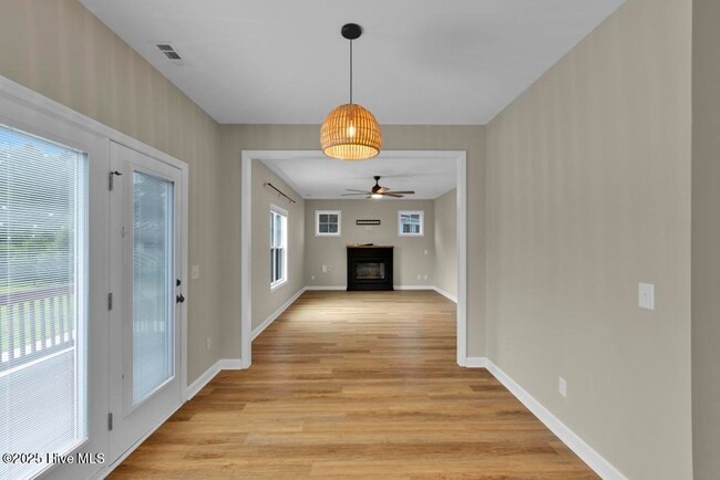 Building Photo - 303 S River Ct