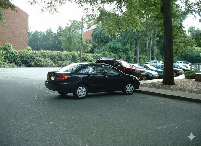 Building Photo - Near Sororities! - 2 Bed/1 Bath Flat on Baxter