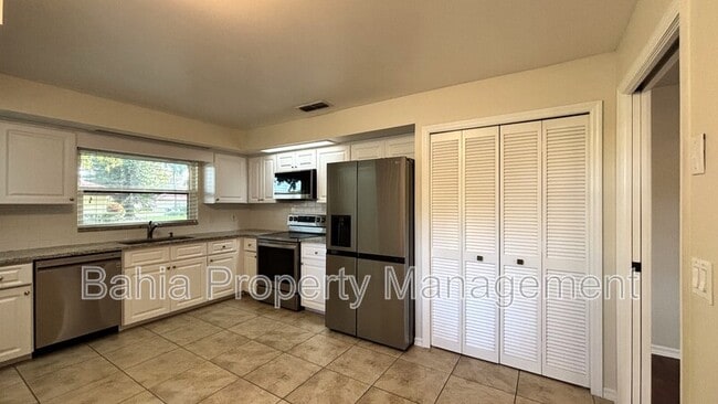 Building Photo - 8215 Saragoza Ct