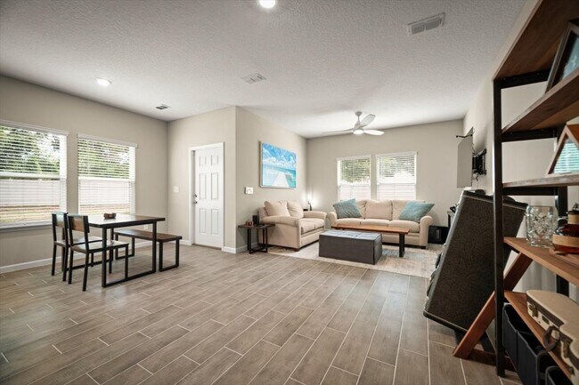 Building Photo - 1255 Beach Dune Dr