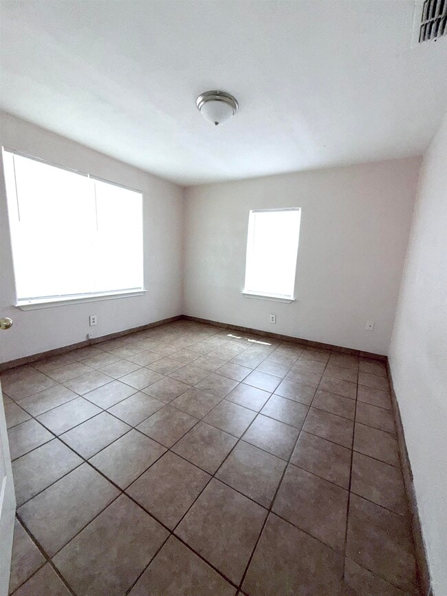 Building Photo - 405 E Gustavus St